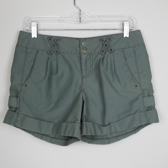 Tommy Hilfiger Pants - 2/$7 ♦️Tommy Hilfiger Cuffed Shorts